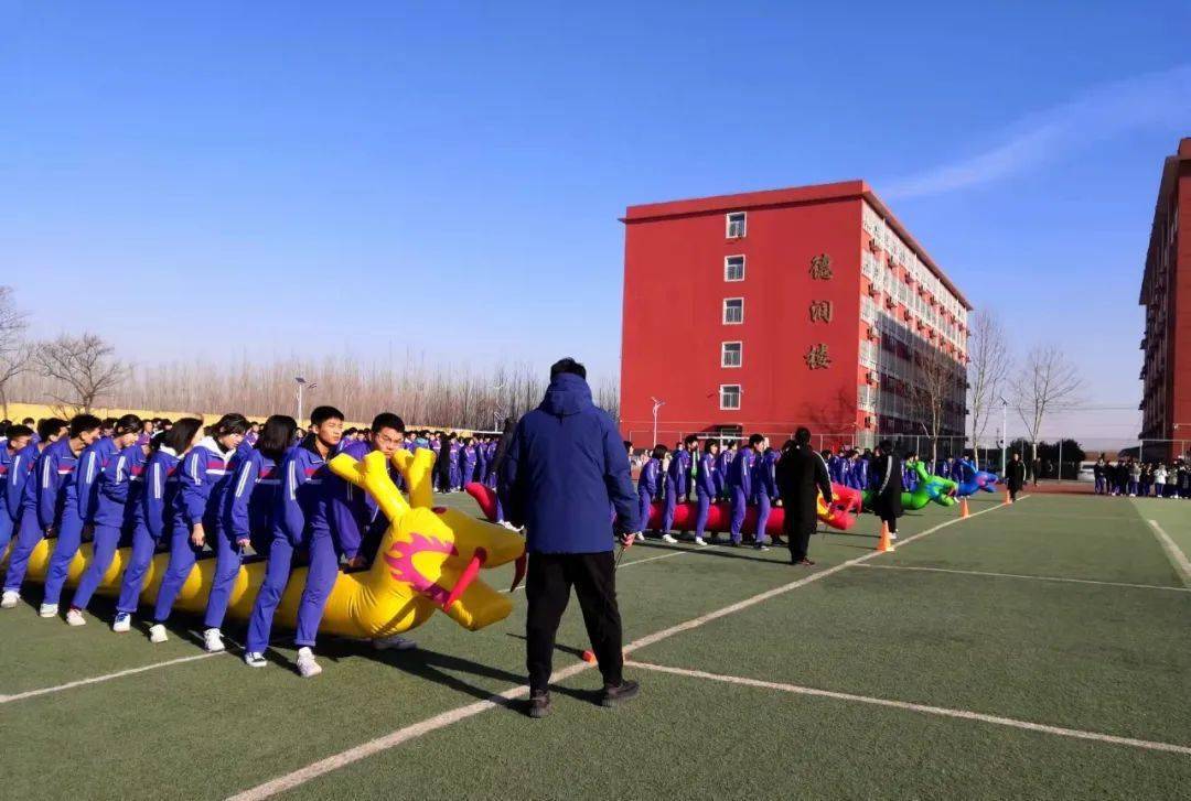 乐享运动磁县滏滨中学举办迎新年旱地龙舟比赛