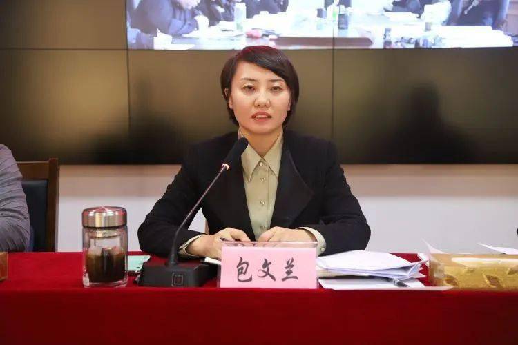 旗委副书记,代旗长包文兰主持会议并讲话,副旗长
