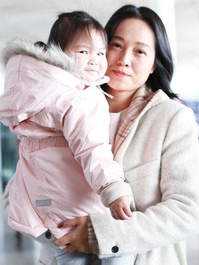 在娱乐圈当中比较有代表性的宝妈那就应该是主持人朱丹了,朱丹的宝宝