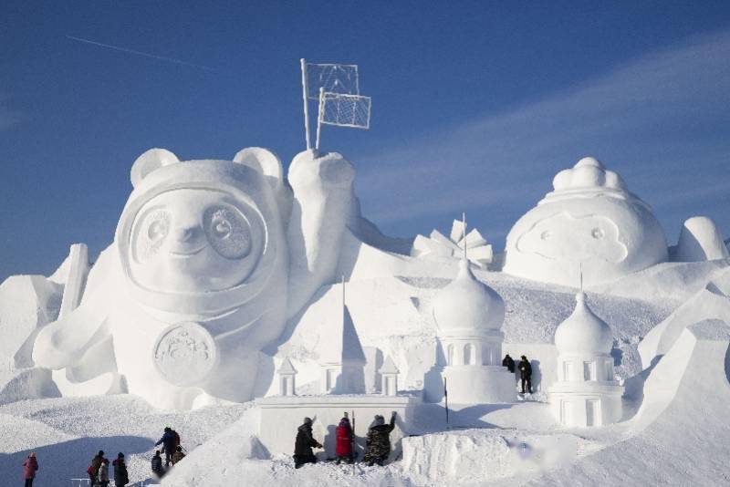 太阳岛|组图：堆雪人玩出新高度，50余名雕塑师8天造出巨大冰墩墩