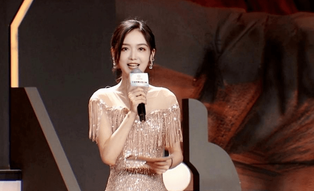 kpl灵儿穿超短裙室外跳舞,大长腿尤为吸睛,有些人却并不买账!