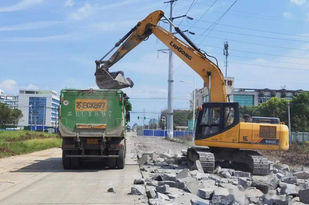 汪湾路至徐吴公路正进行林木搬迁虞东路至平裕南路段老路板块破除施工