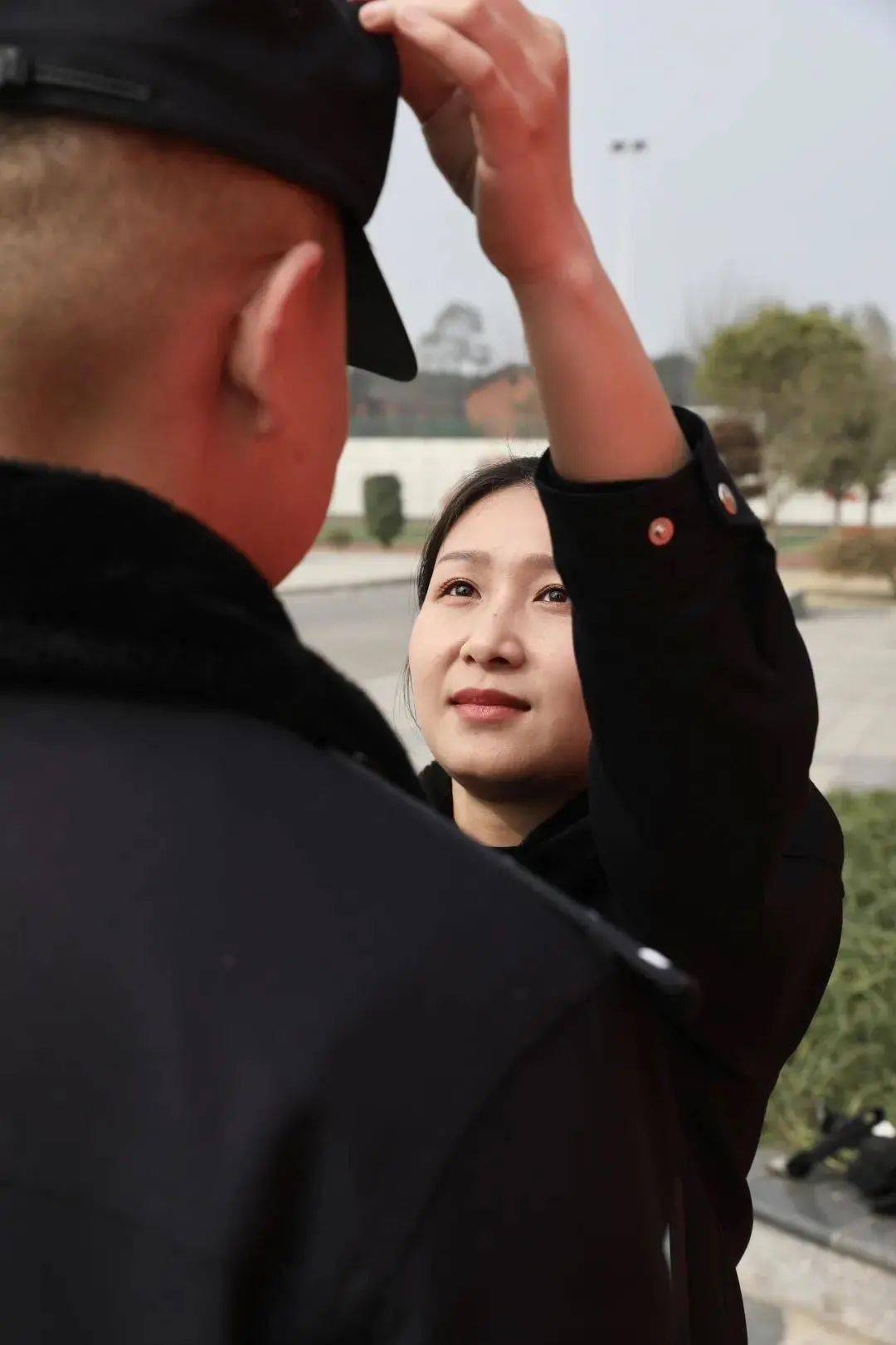 那些特殊的敬礼_戴警帽_吴舒娅_一线