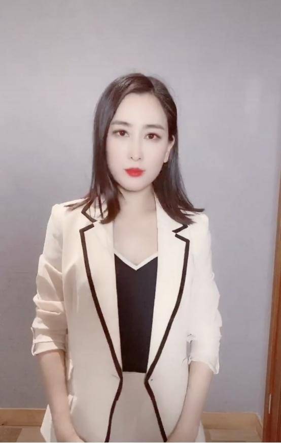 马苏的制服教师装真抢镜,摘下眼镜的时候,美得让人心动_真丝_时尚