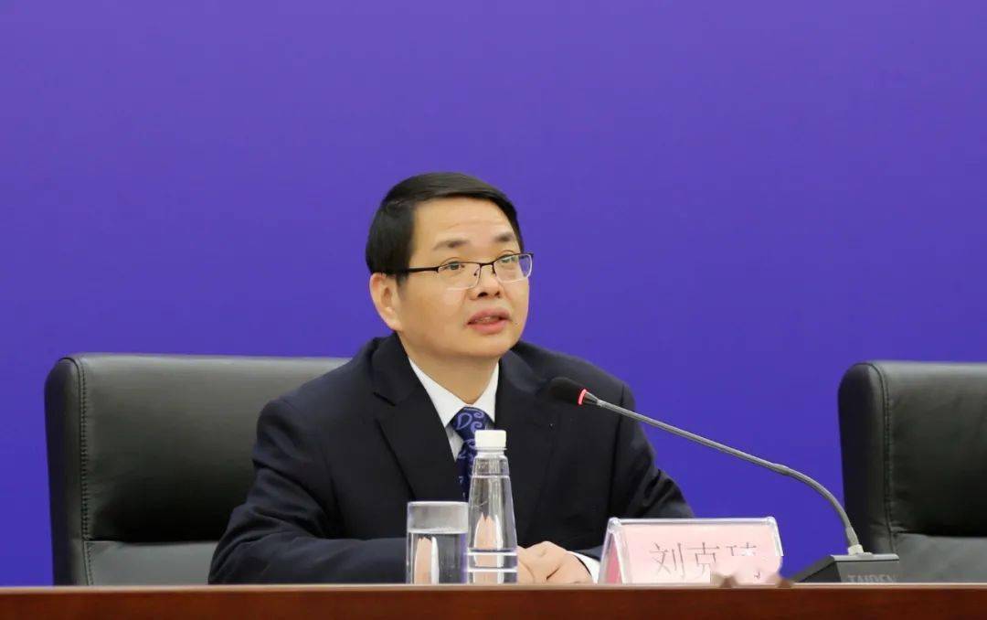 意见》新闻发布会,省人社厅党组成员,副厅长刘克琦发布和介绍有关情况