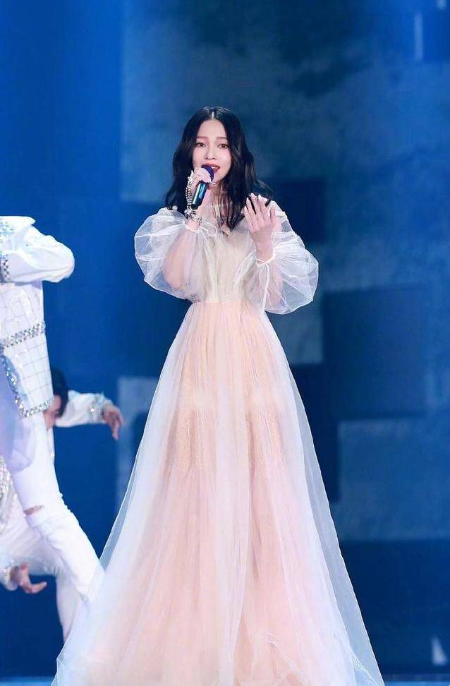 都快40的张韶涵虽然没结婚,但平时看着很似仙女,感觉像小女孩_刺绣