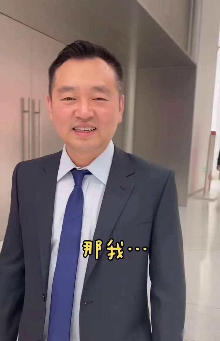 刘国梁|孔令辉亮相红光满面，举签名照送人，发福仍显帅气，难回国乒执教
