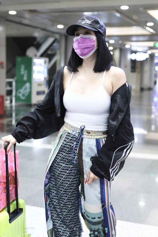 钟丽缇努力错方向了身穿吊带暴露壮硕身材勒出副乳很尴尬