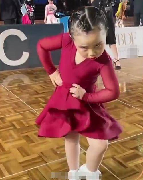 6岁萌娃拉丁舞比赛撞脸辣目洋子走红全场最小却气场爆棚