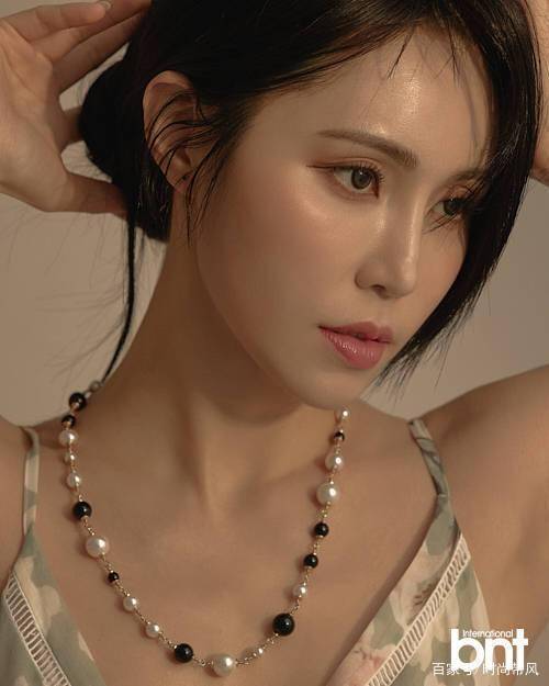 韩国女模特李宥伊穿着印花吊带裙,混搭白色长筒靴,亦刚亦柔_蓝色_效果