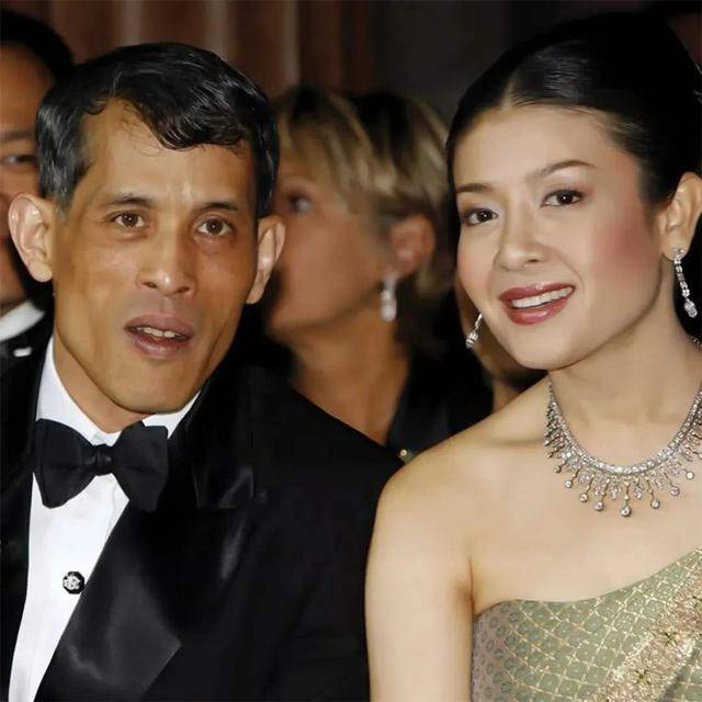 泰国国王最年轻妻子 13a5b86f062b472381ba0d129e0e24f9.jpeg