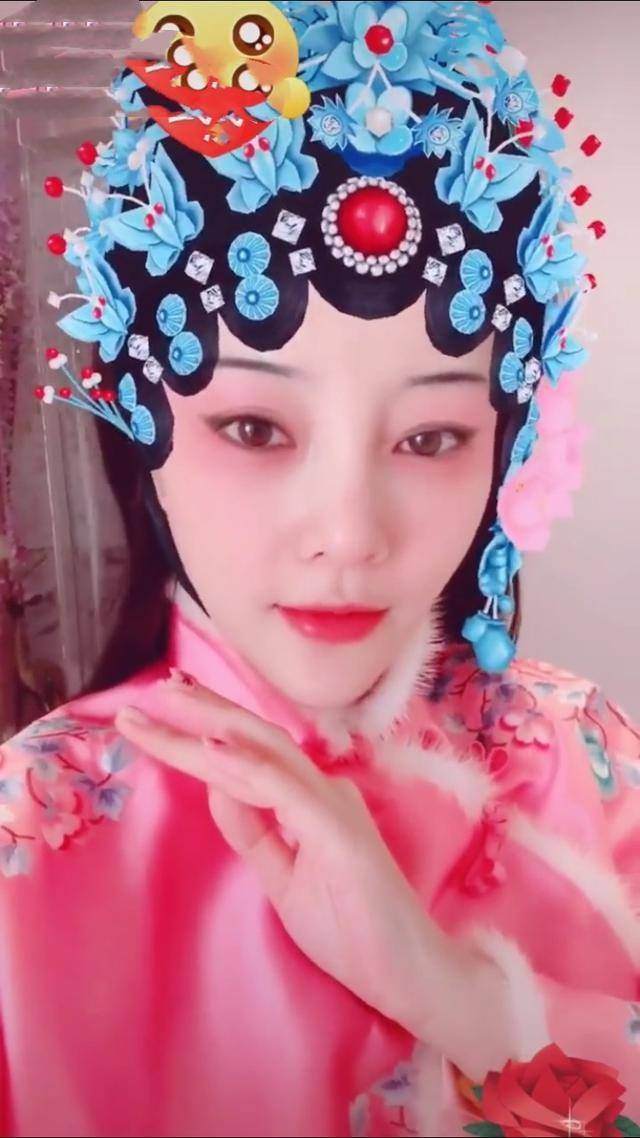 李小璐假期玩嗨了穿花袄撸花旦妆唱我的公子又在何方