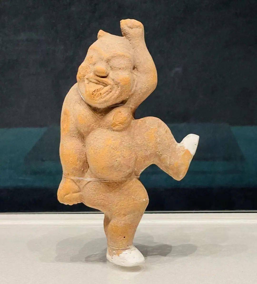 还有这些很萌的彩陶俑出土时候估计都是很艳丽的因为时间的推移变成