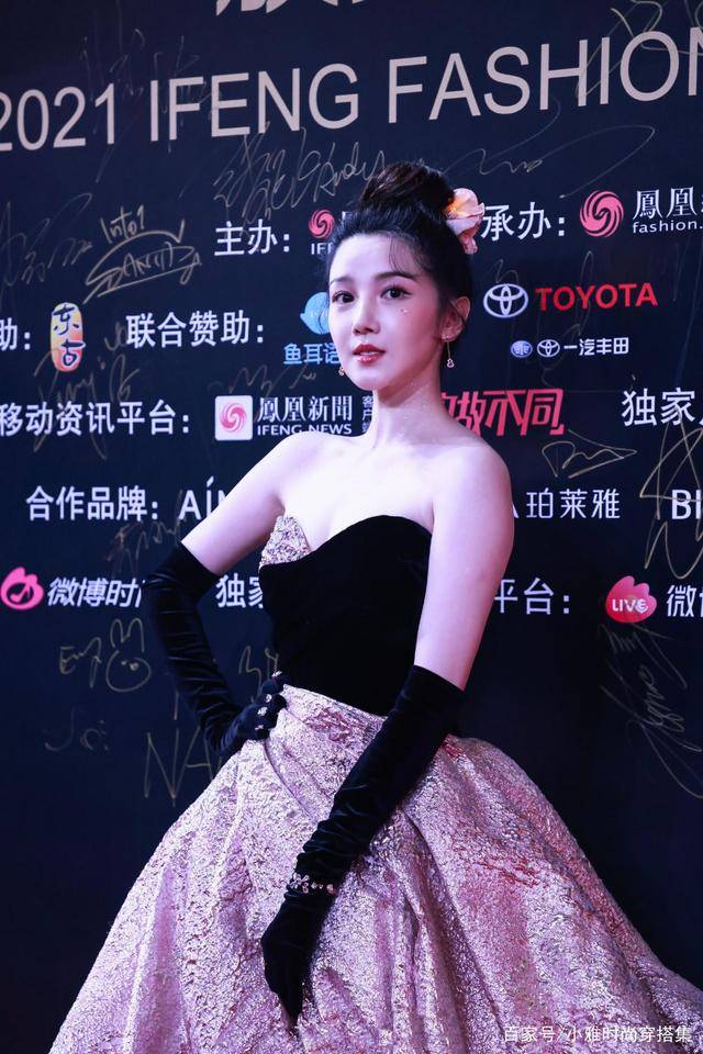 陈小纭抹胸拼接礼裙走红毯傲人身材惹人羡