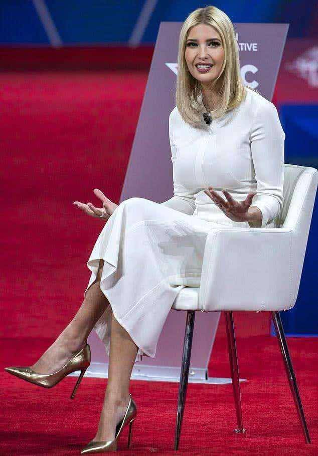 特朗普女儿伊万卡:穿短裙"叠腿坐"遭男嘉宾摸腿,笑得合不拢嘴_伊万卡