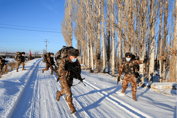 部队冬季拉练图片