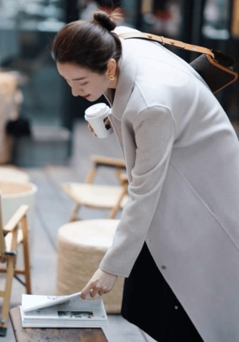 小黑裙搭配什么外套好看显白 b5f7722acfd14a6d8b2cc2c9d8234316.png