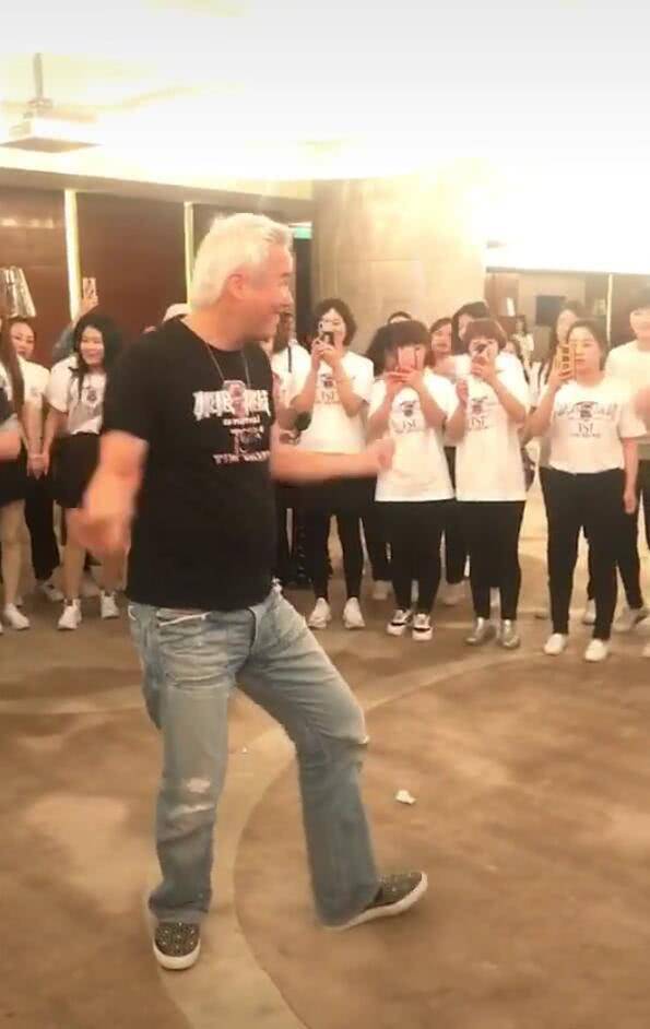 站在中心跳舞的林瑞阳享受着周围美女们的欢呼,心情大好,笑容不断,跳