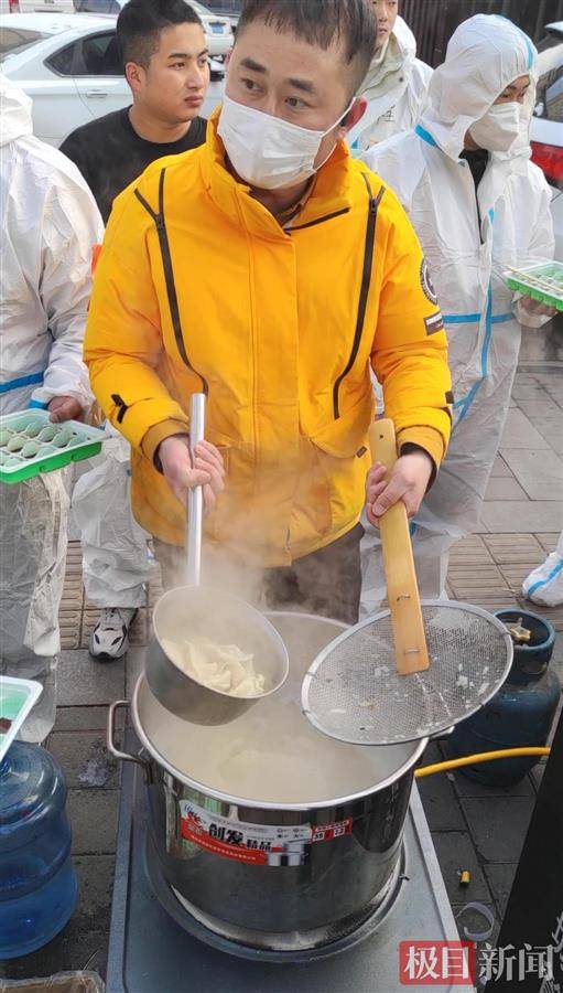 疫情下的西安人:车行老板煮饺子 具体是什么情况??