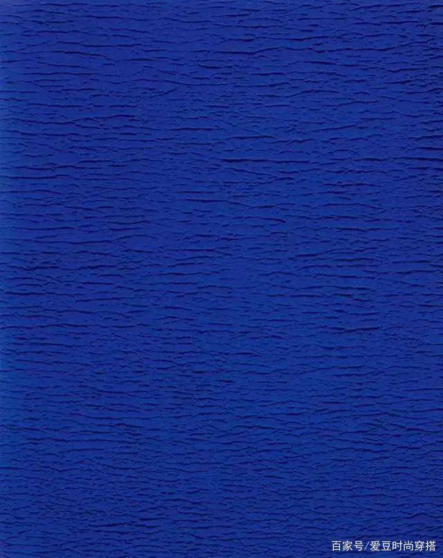 比起莫兰迪的岁月静好,克莱因蓝多了几分孤独和忧郁感.