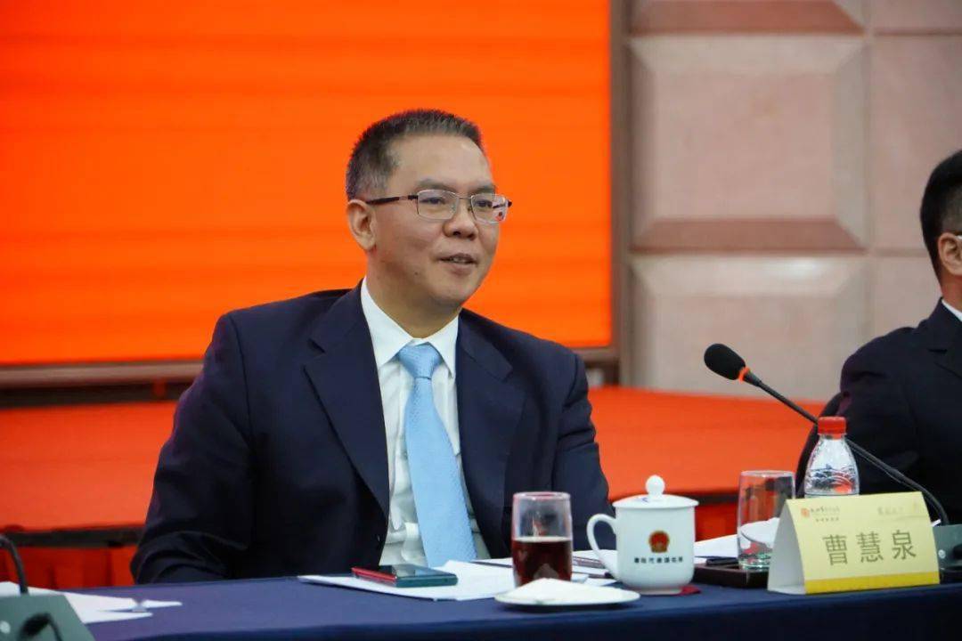 12月30日,市委书记曹慧泉来到他所在的市十六届人大一次会议醴陵市