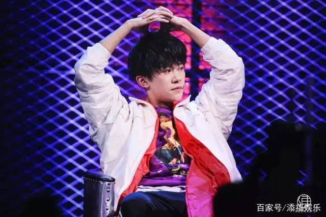 易烊千玺唱歌被粉丝接话 75c8f59cd80541d9b45c5aad262d0b38.jpeg