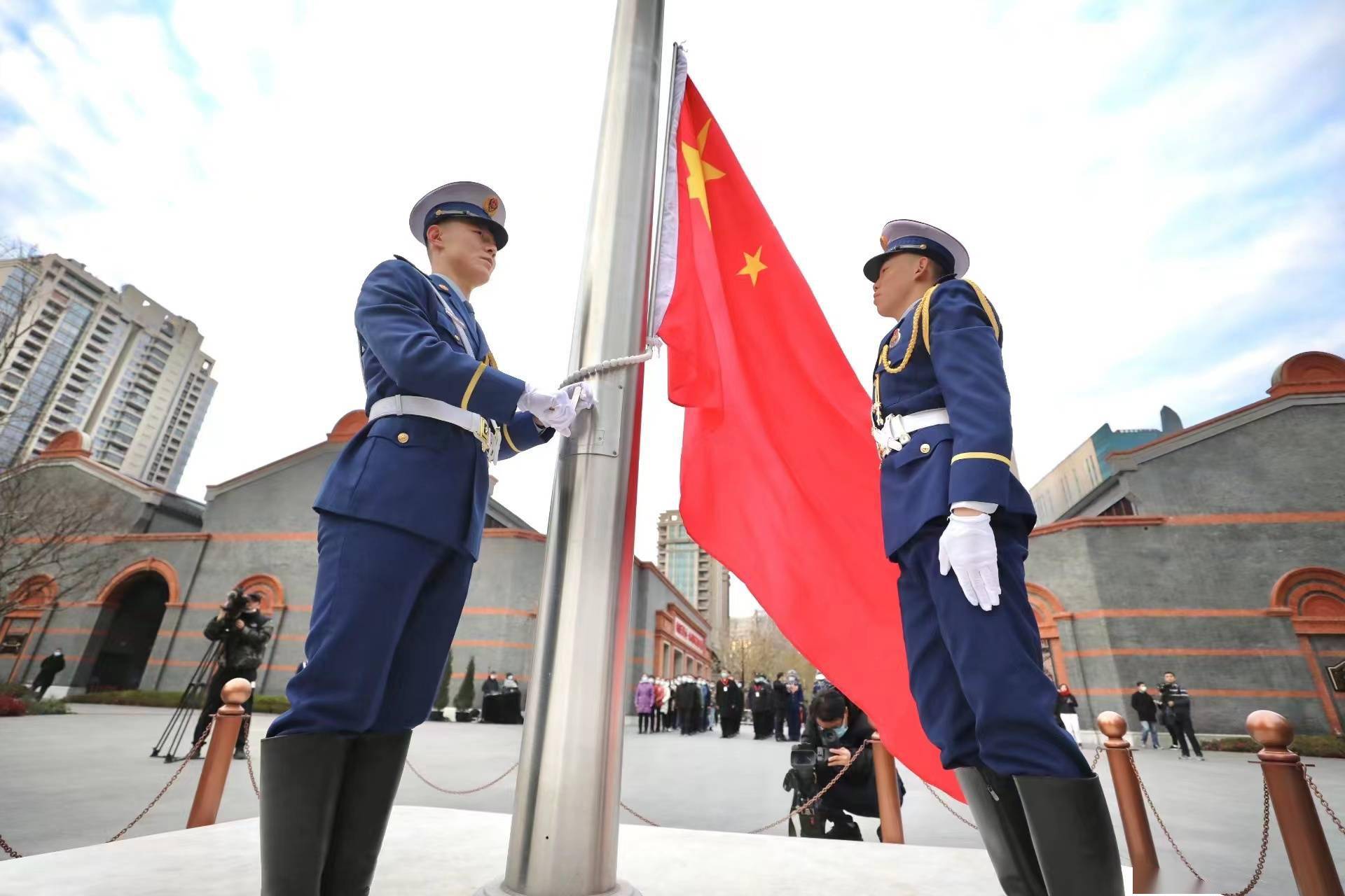 多圖直擊迎著新年第一縷陽光五星紅旗在這裡冉冉升起