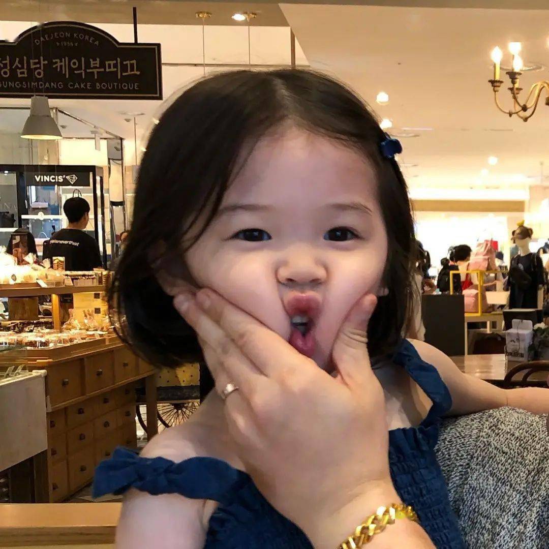 火遍全网的表情包小女孩！凭可爱萌翻所有人：骗我生女儿！