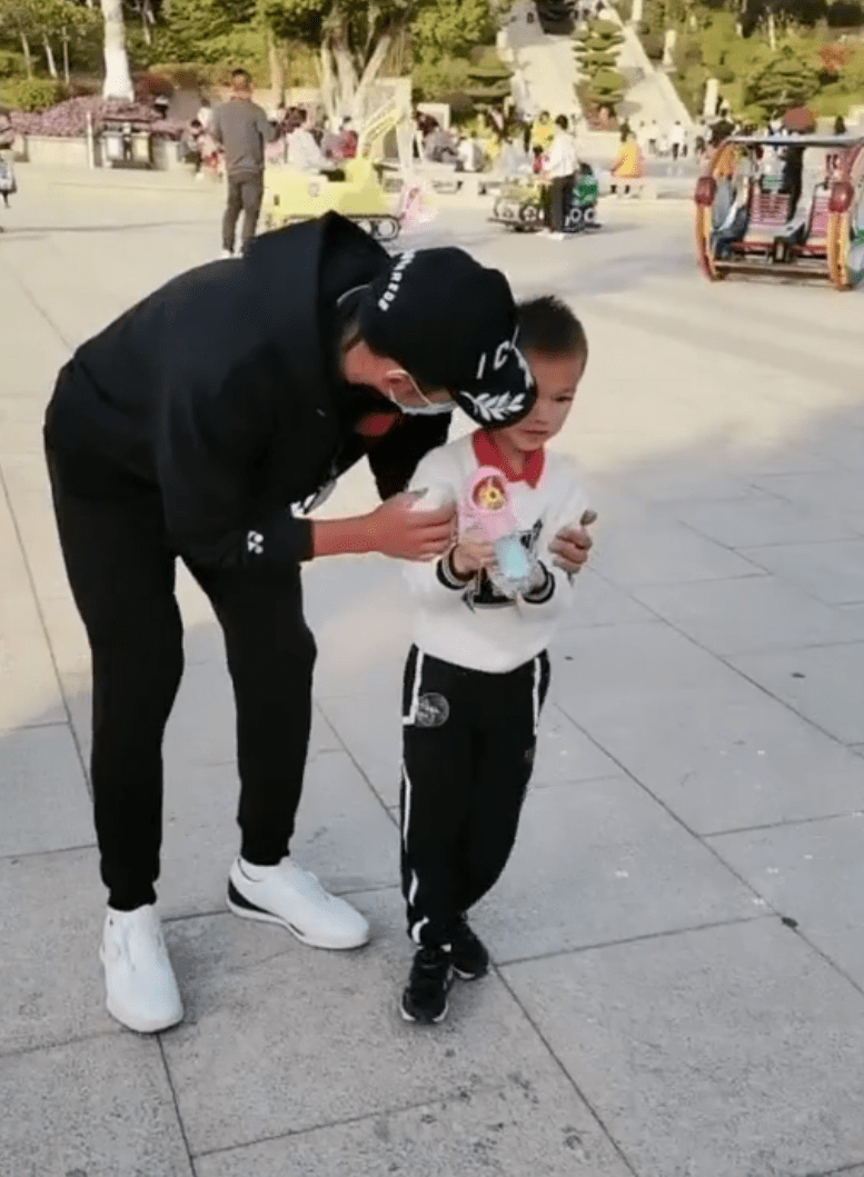 林丹戴墨镜帽子一家四口出游5岁儿子开心谢杏芳与母亲微笑