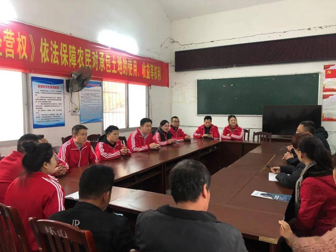 来宾市青年企业家协会在元旦即将来临之际走访了合山市河里镇环山村