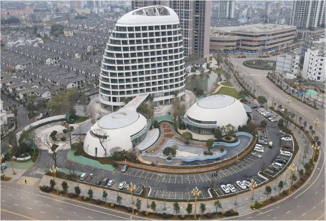 金花玉湖广场酒店地处罗平主城东部繁华区的金花玉湖文旅小镇,是实现"