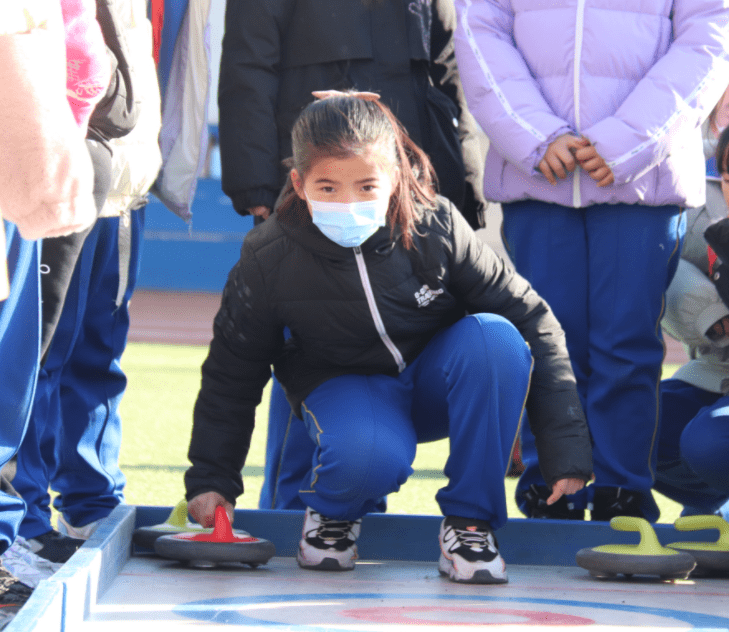 冬奥|北京这所小学千名师生在无雪的校园体验上了冰雪运动