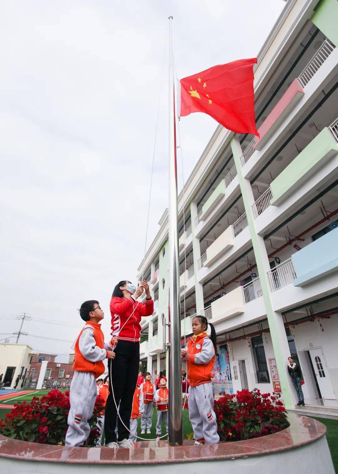 隨著《運動員進行曲》的奏響,首先出場的是護旗手以及小鼓隊,緊接著小