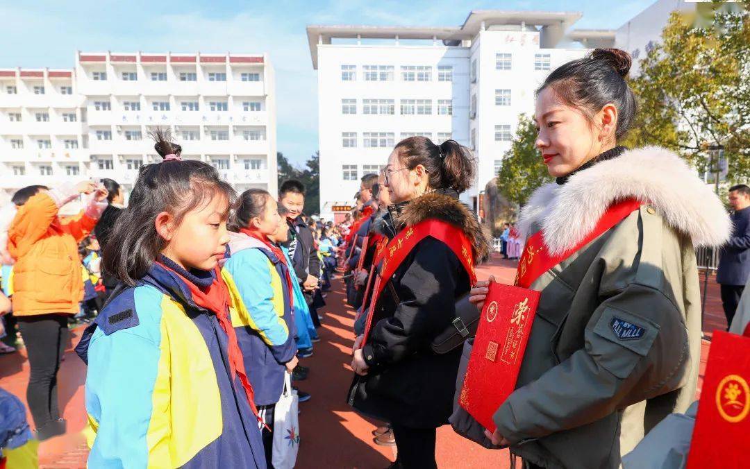 泾县这群小学生竟为父母颁奖?现场…_家长_城关_孩子