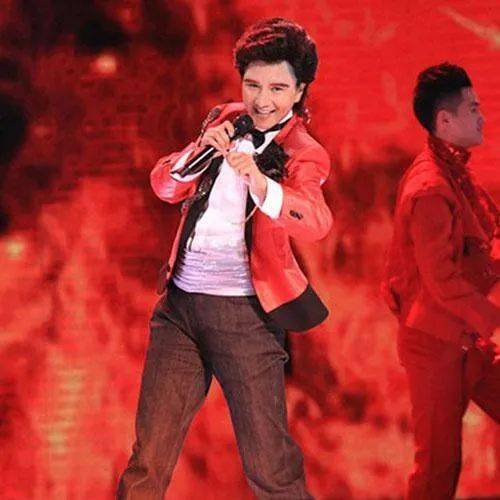 "春晚第一美男",红遍大江南北后消失30年,61岁至今未婚与猫相伴_费翔