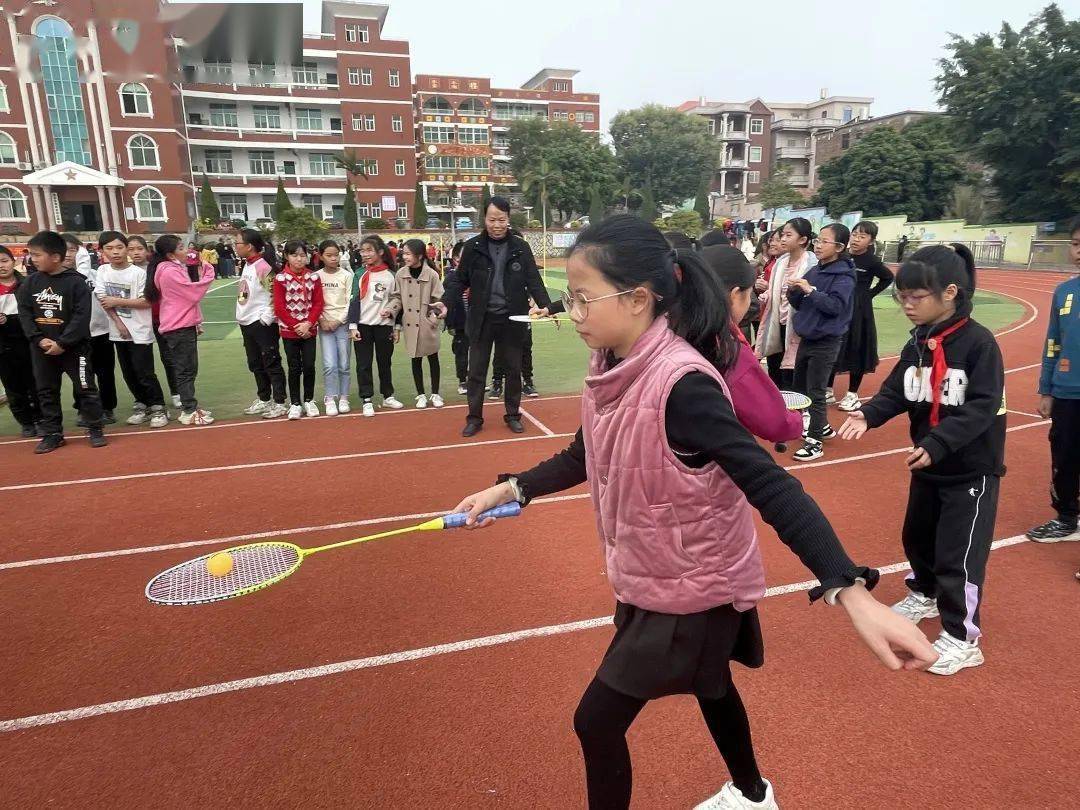 金田小学金田小学举行课间舞蹈操比赛.