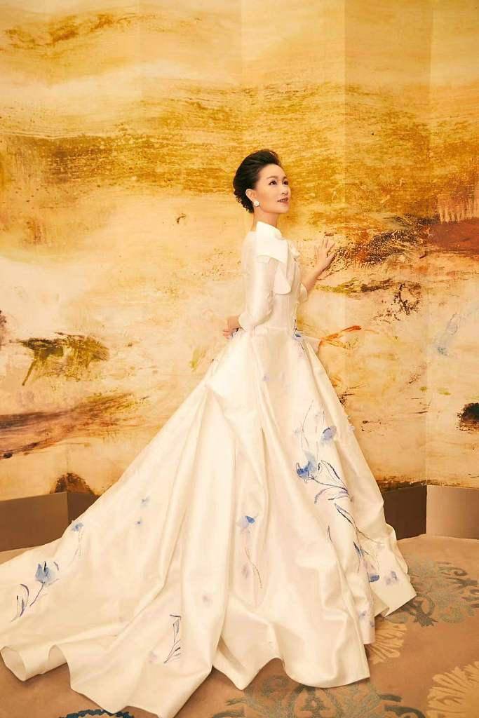 雷佳亮相2021金鸡奖着水墨印花蓬蓬裙演绎华美大片