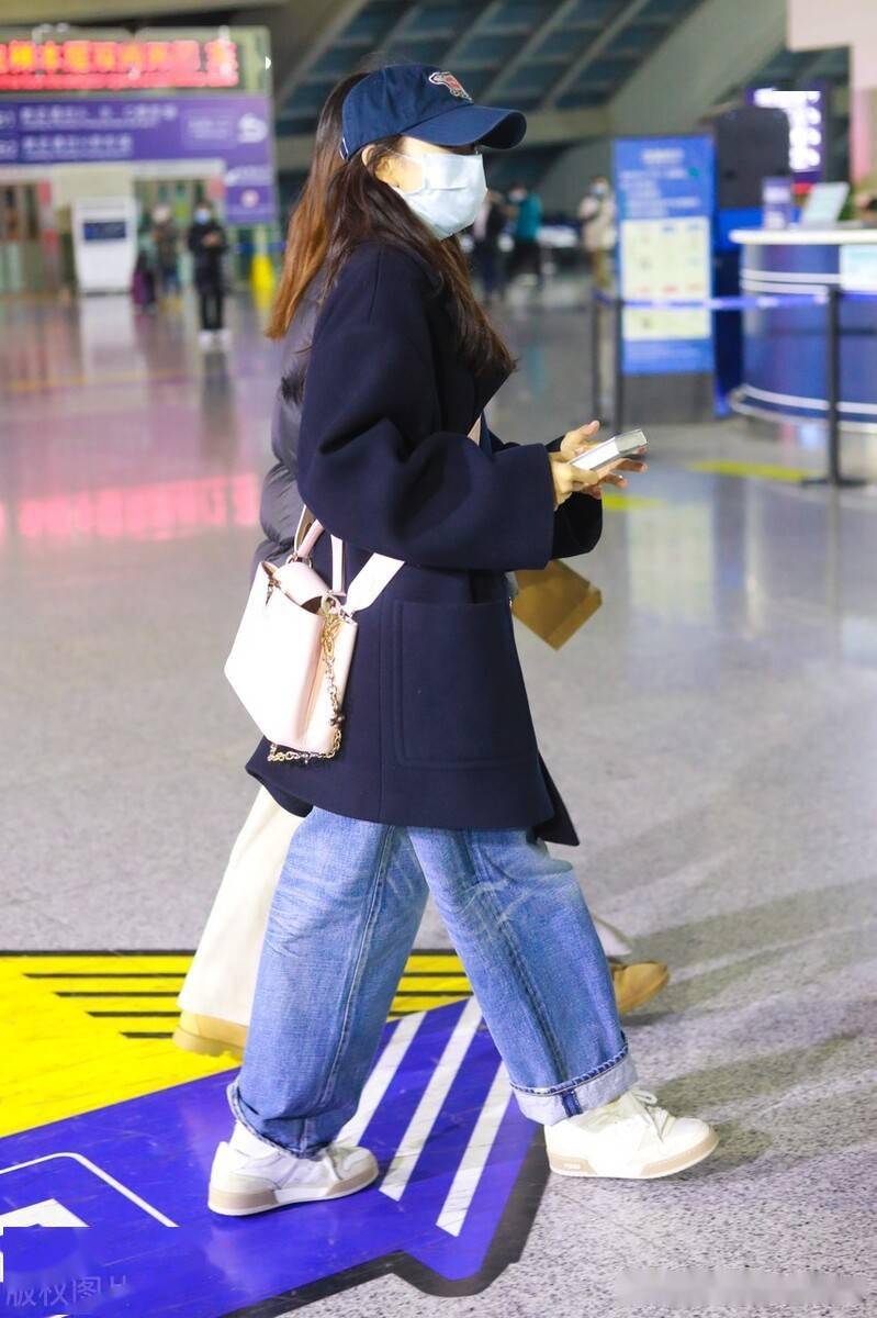 街拍刘浩存藏蓝色排扣大衣搭牛仔裤休闲随性可爱比心