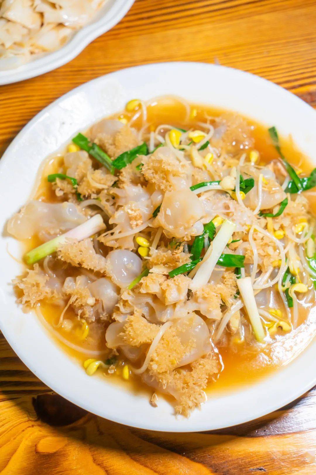 沙姜炒海蜇晶莹剔透的粉,薄薄一片,入口顺滑.