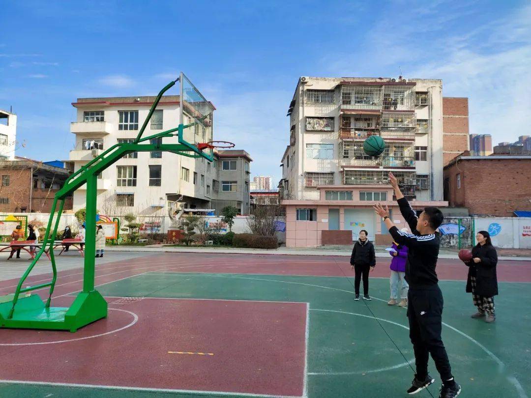 邓教之窗城区九小举行庆元旦教职工运动会