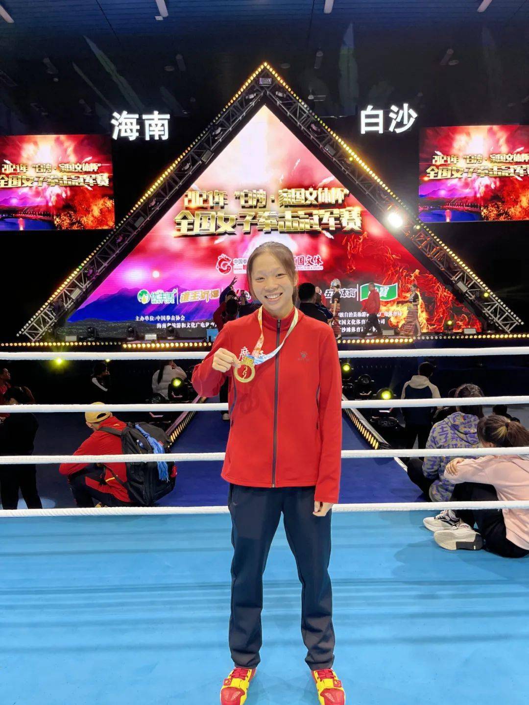 力兴宾区姑娘覃玉莹勇夺全国拳击冠军