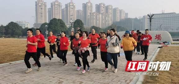 跑道|桃江：跑道设在广场 跑友乐在其中