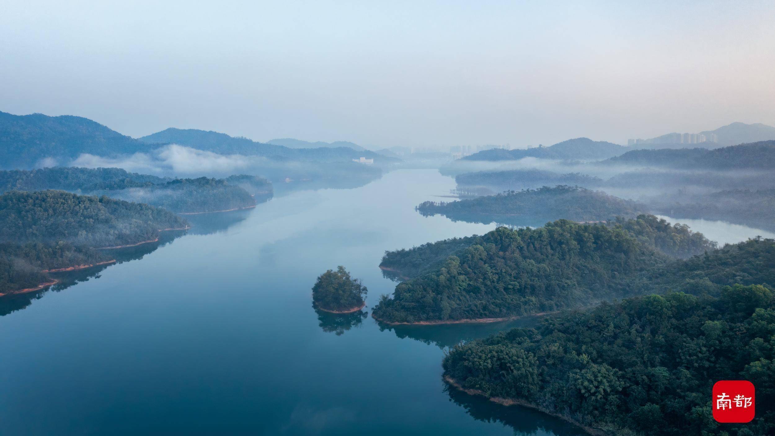 长江水库|图集：薄雾缭绕群山，红叶黄叶交织，这里景色天然中国风