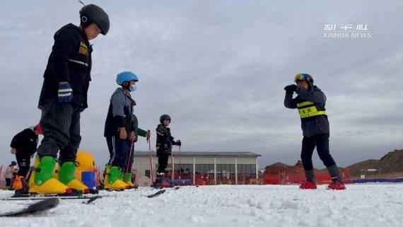 滑雪场|在戈壁大漠上一堂“雪上体育课”是什么体验