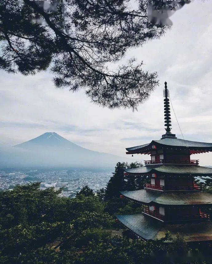 日本人与富士山:对富士山的恐惧,为何转化为禁欲者的山岳信仰?