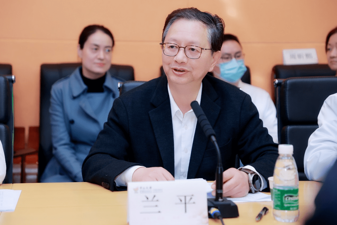 在签约仪式上,中山大学兰平副校长代表中大对贾卫华团队基础应用研究