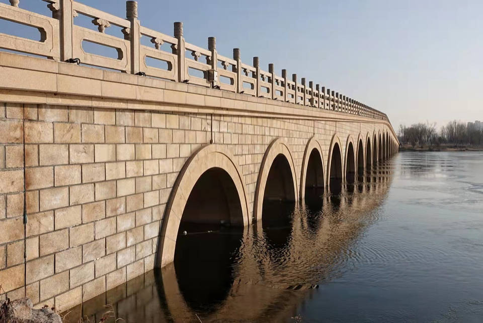 华山湖湖拍烟雨桥横卧在结了冰的湖面上