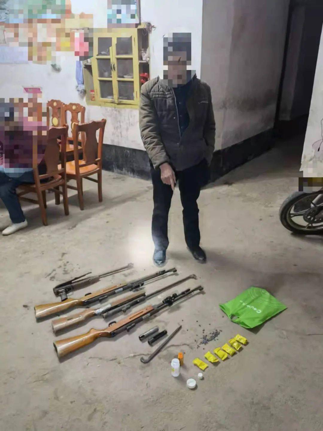 捕猎的斑鸠十三只,钢珠弹药若干,当场查获用于打猎的涉案枪支5把朱某