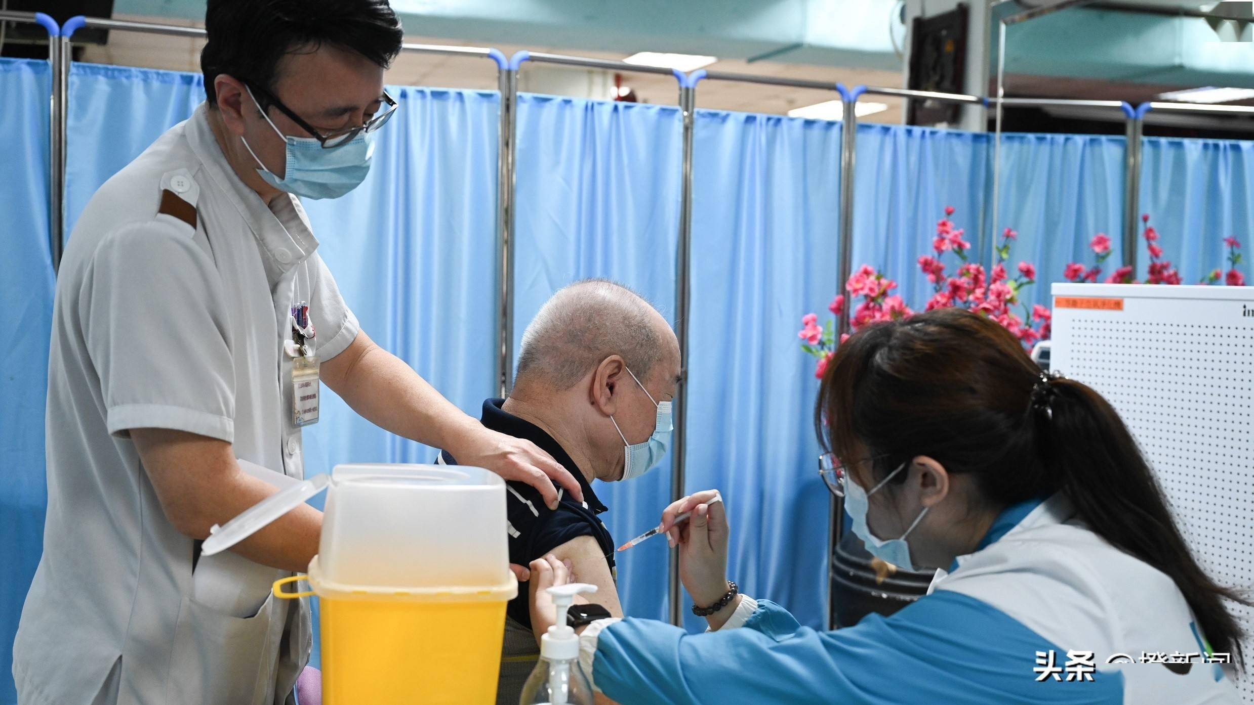 香港社区疫苗中心一位难求政府吁市民预约八间私营机构接种服务