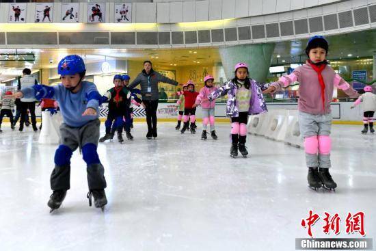 福州|福州冰上伉俪 带孩子们追逐“冰雪梦”